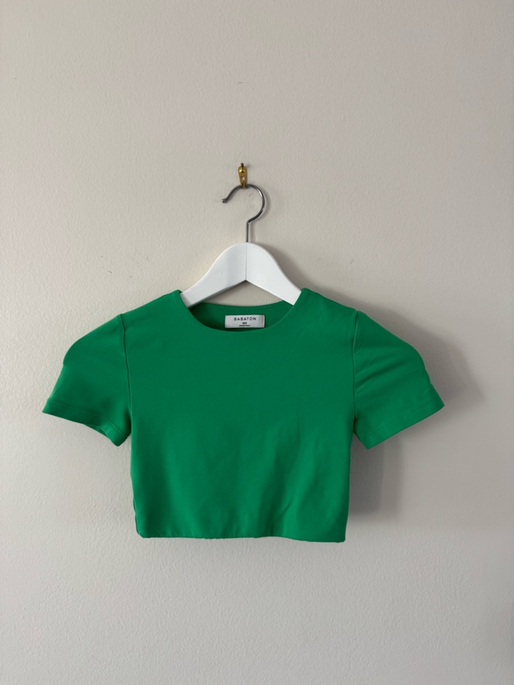 Aritzia Babaton Contour: Green cropped t shirt